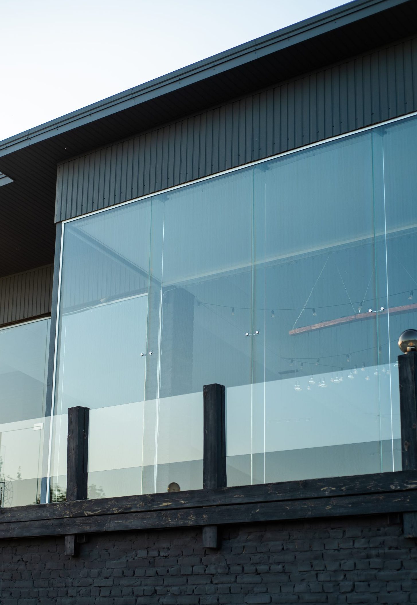 fachada-de-edificio-moderno-en-el-pueblo-al-atardecer